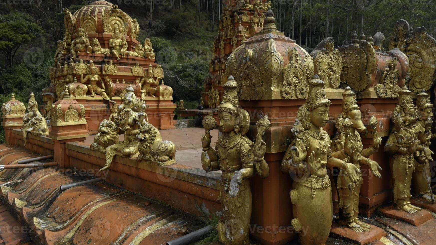 malais temple avec d'or statues de le saints. action. concept de religion et culture. photo