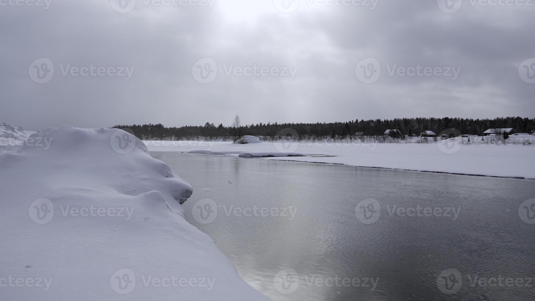 hiver paysage de du froid large rivière. agrafe. congelé paysage avec forêt et pliant rivière. photo