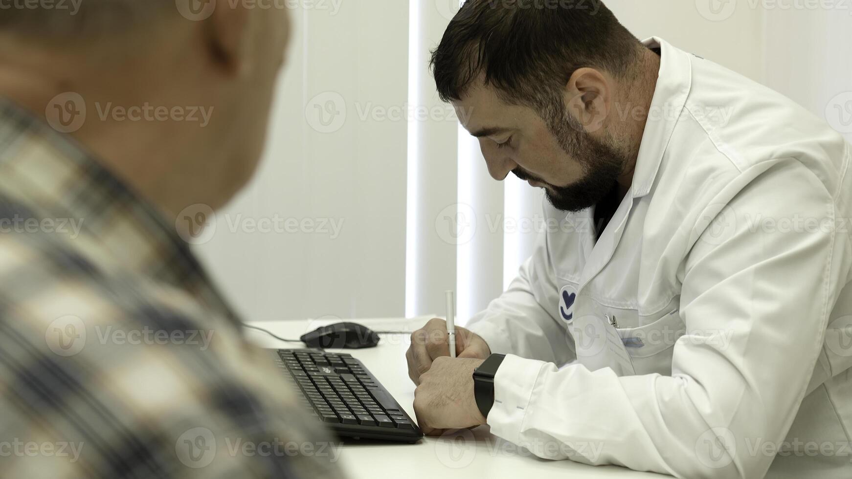 Masculin médecin travail à le tableau, l'écriture ordonnance. agrafe. vieux Masculin patient à le hôpital. photo