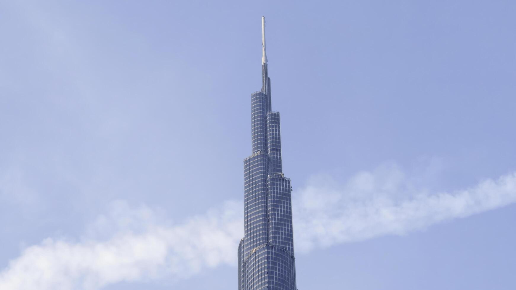 faible angle vue de burj khalifa avec bleu ciel derrière. action. moderne verre façade gratte-ciel dans le ville centre. photo