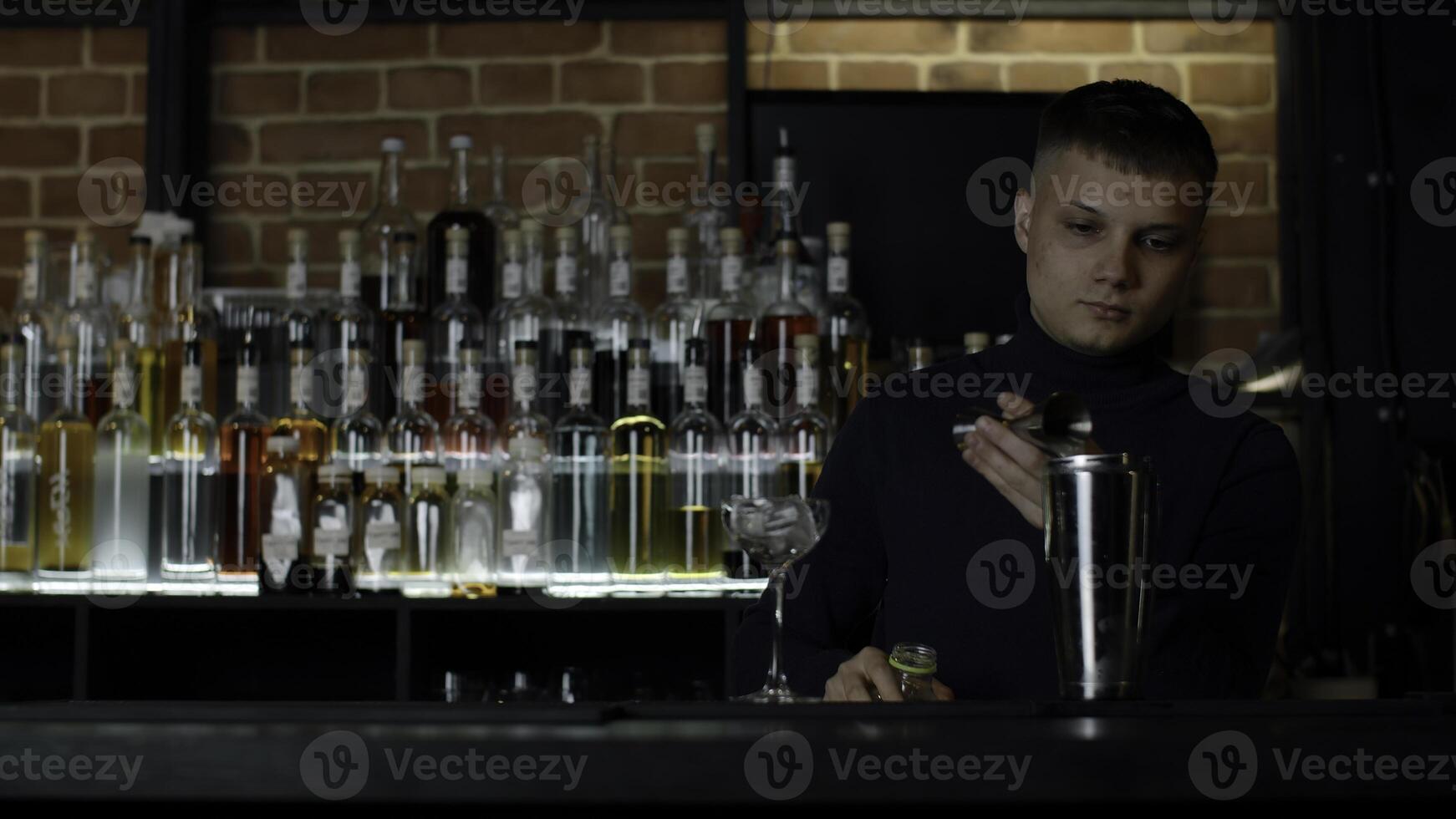 cool professionnel caucasien barman fabrication une cocktail. médias. authentique barman fabrication de l'alcool breuvages dans moderne bar. photo