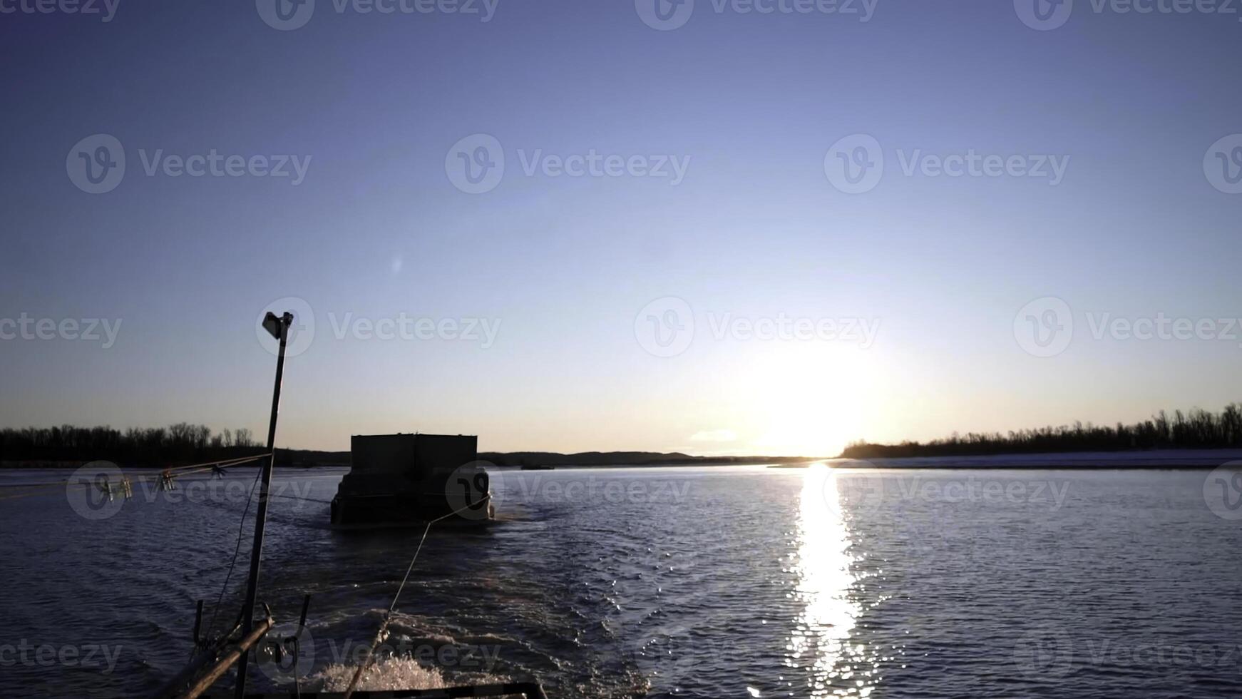 temps laps effet, barge remorquage vers le bas le rivière. agrafe. concept de l'eau des biens transport. photo