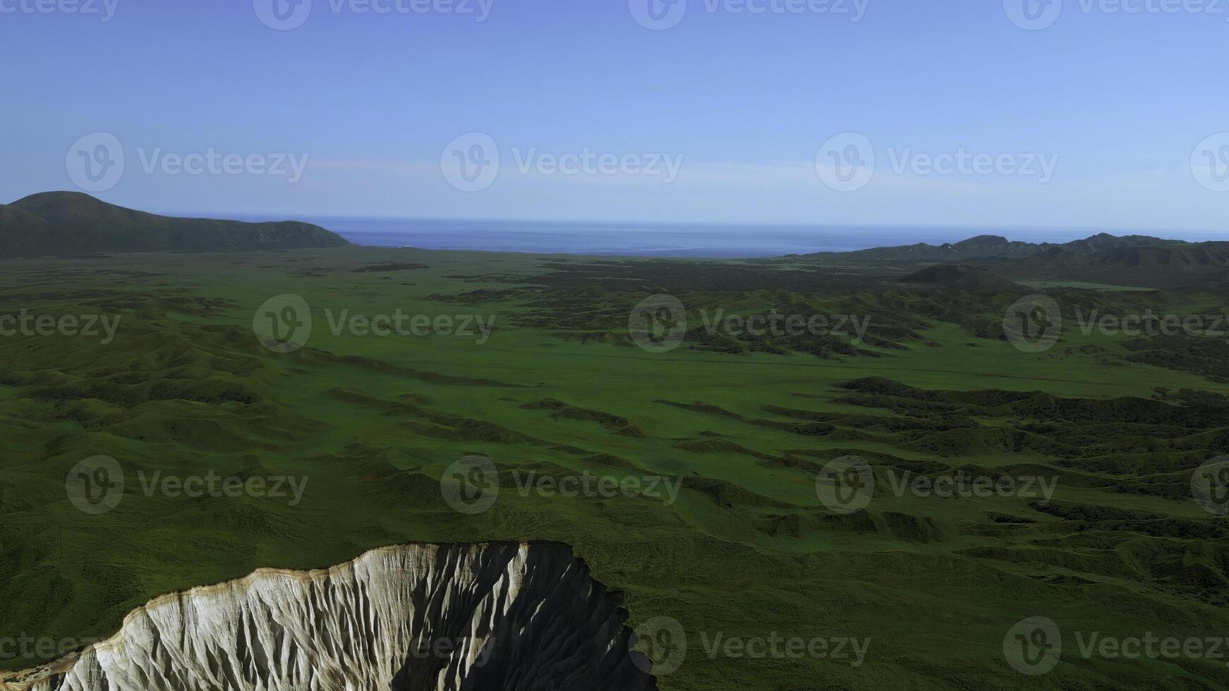 aérien vue de été vert vallée et pierreux fendu. agrafe. en volant au dessus étourdissant été vallonné région. photo