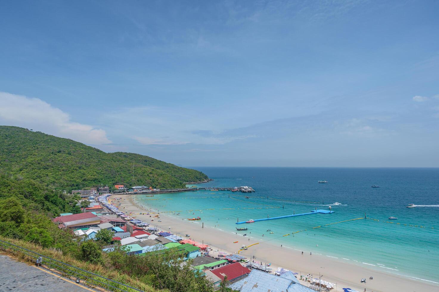 paysage vue de taween plage avec bondé de touristique sur le plage dans nuageux jour.tawaen plage est le principale plage sur le populaire koh larn île. photo