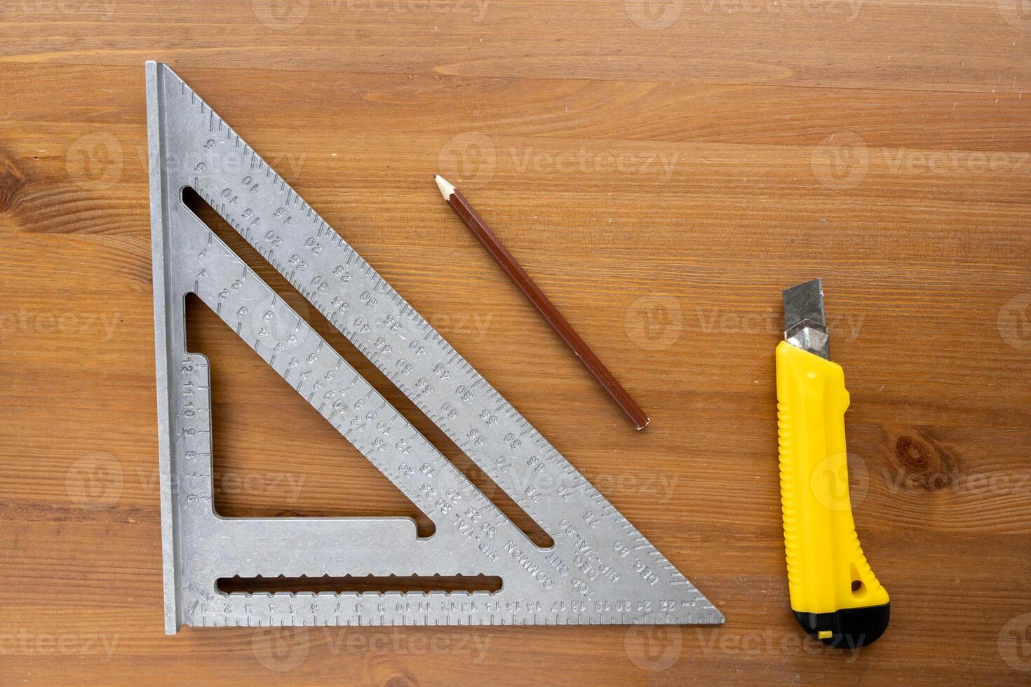 de Swanson aluminium toiture carré, crayon et couteau sur une en bois table photo