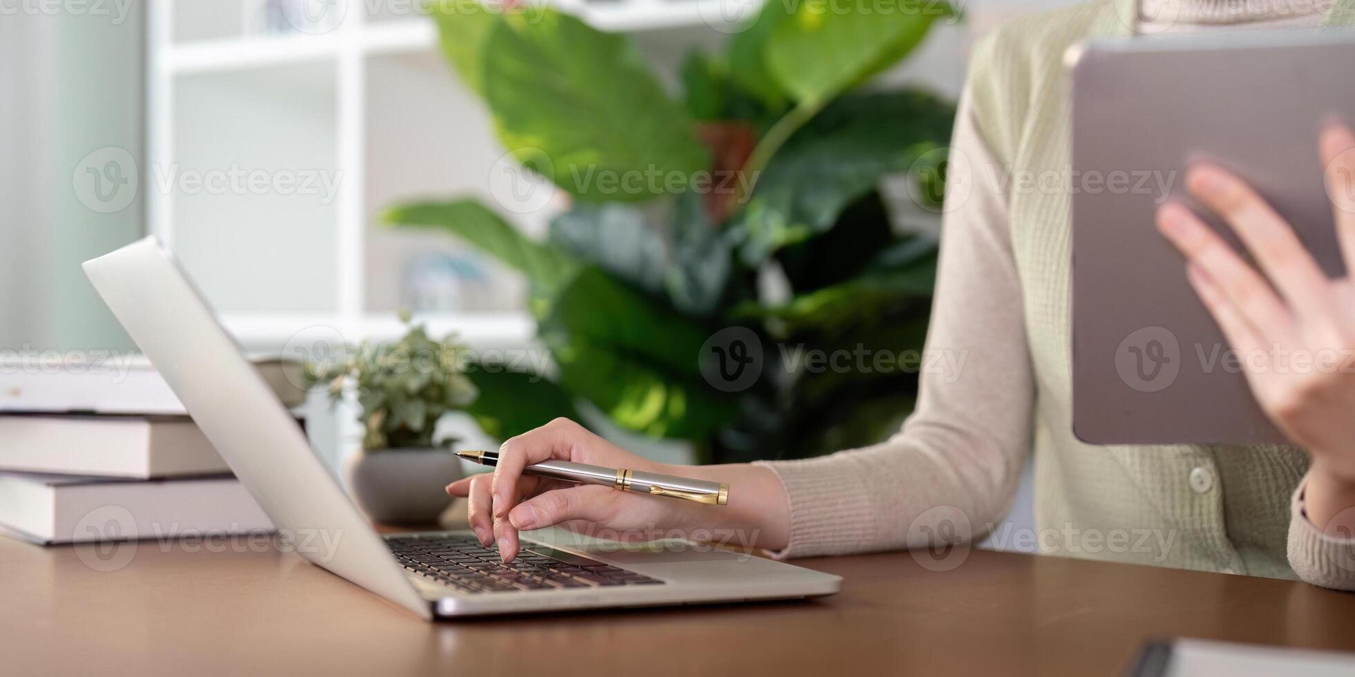 femme Créatif dans Accueil Bureau et portable pour recherche dans éloigné travail, social médias ou Blog dans Accueil bureau. free-lance à bureau avec ordinateur l'écriture e-mail, site Internet Publier et en ligne bavarder dans maison photo