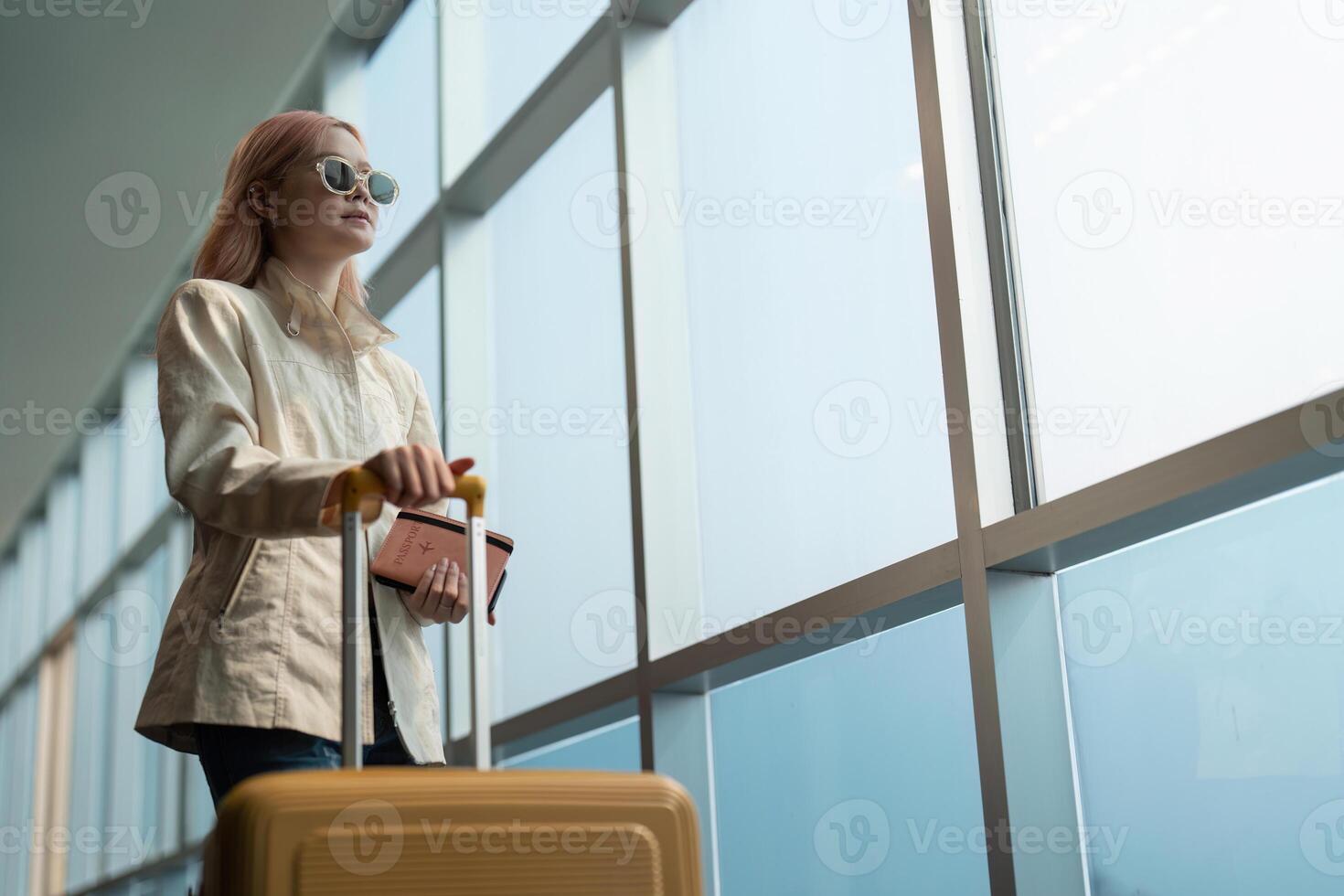 aéroport Voyage et femme avec passeport, vol billet ou information de immigration, périple et bagage. identité document et international enregistrement photo