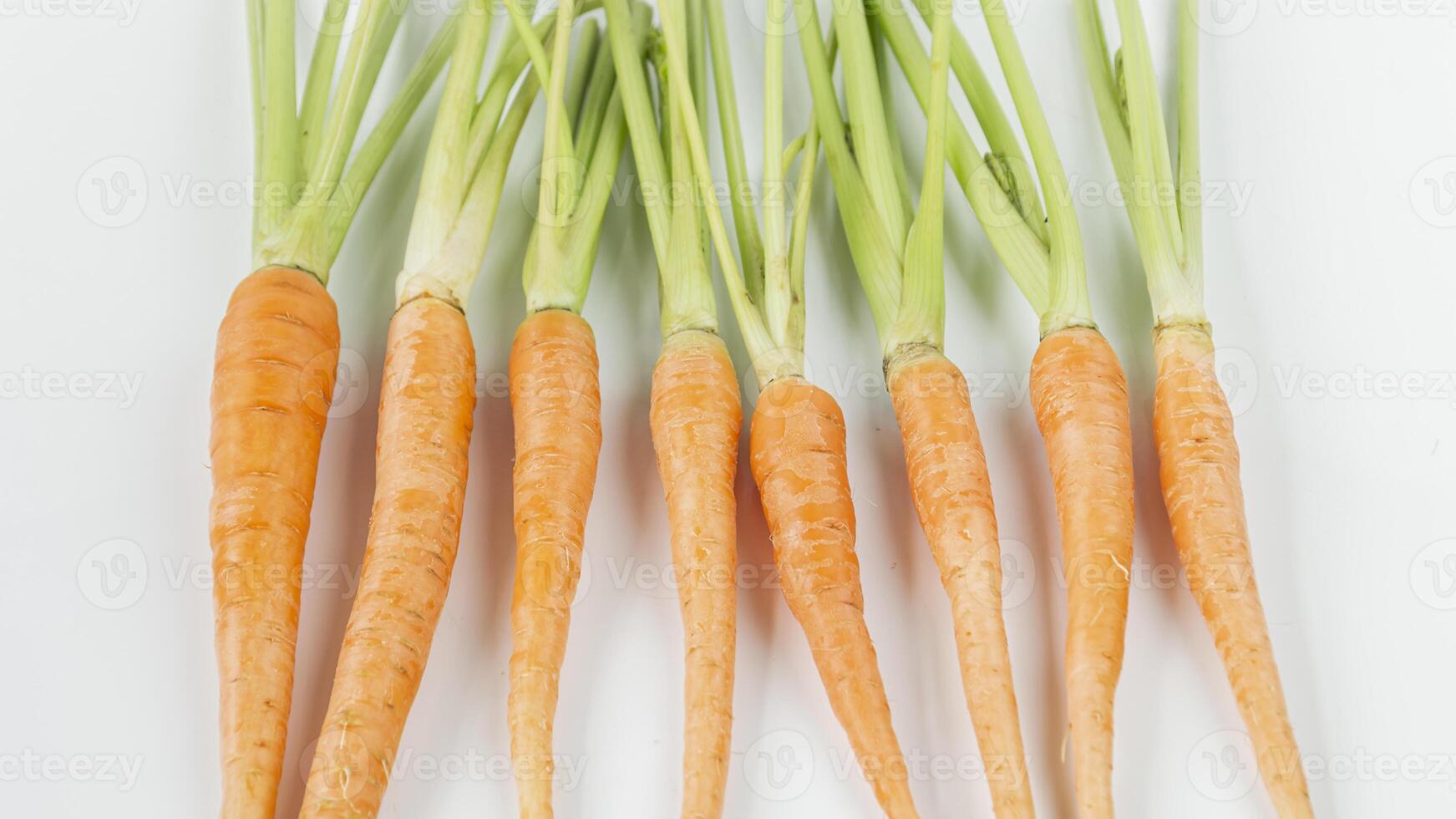 une groupe de carottes sur une blanc Contexte photo