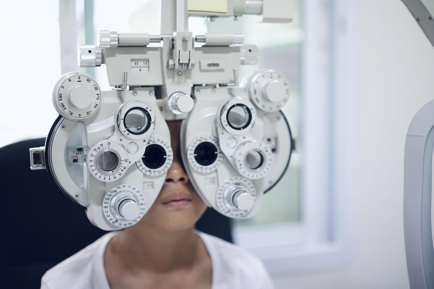 enfant œil examen dans hôpital photo