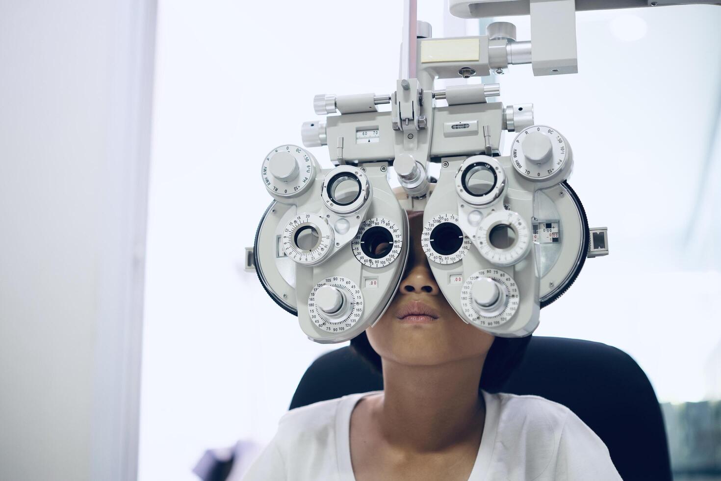 enfant œil examen dans hôpital photo