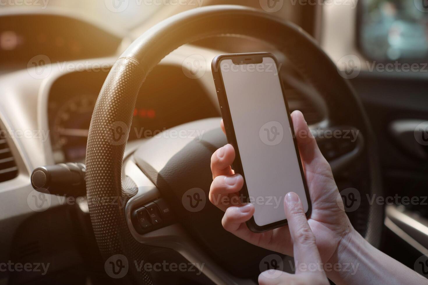 téléphone dans voiture, main en utilisant téléphone intelligent sur voiture photo