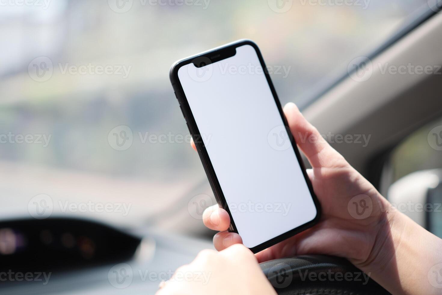 téléphone dans voiture, main en utilisant téléphone intelligent sur voiture photo