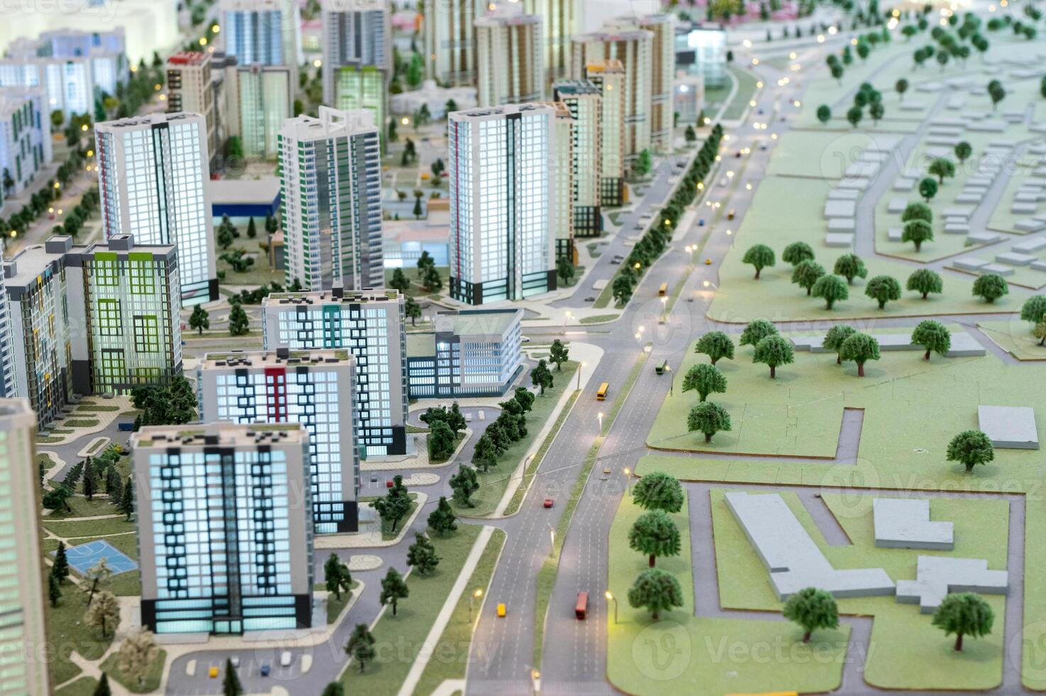 une miniature ville sur le tableau. disposition de une bloquer avec une Résidentiel bâtiment et une parc. photo