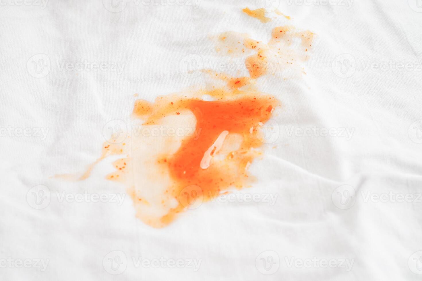 tache de sauce tomate sale ou ketchup sur un chiffon à laver avec de la lessive en poudre, concept de nettoyage des travaux ménagers. photo