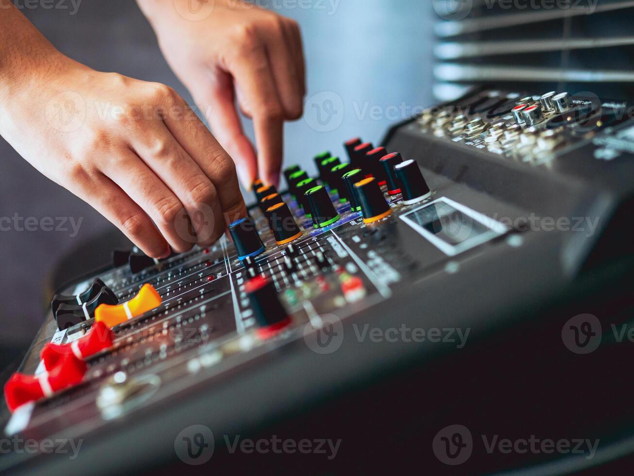 fermer de du son ingénieur mains ajustement contrôle du son mixer dans enregistrement, diffusion studio, son mixer. professionnel l'audio mélange console, boutons, faders et curseurs. du son vérifier. photo