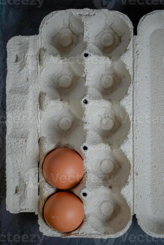 Frais poulet des œufs dans une papier plateau sur le tableau, sélectif concentrer photo