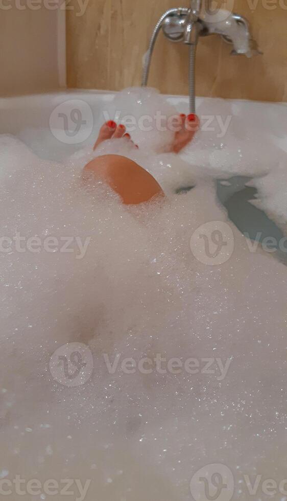 femme savonner mains dans bain, fermer manucure photo