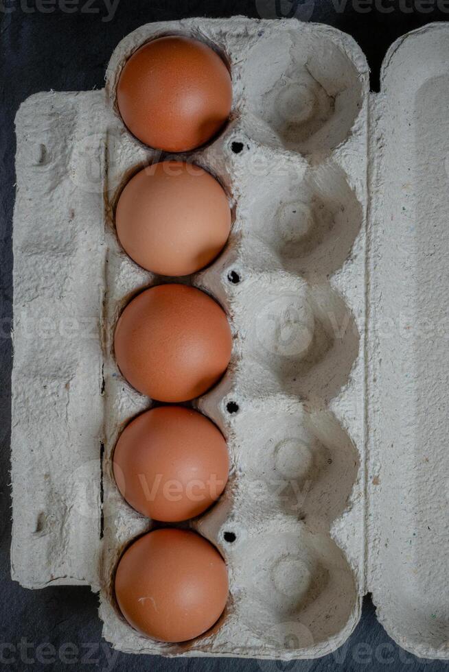 Frais poulet des œufs dans une papier plateau sur le tableau, sélectif concentrer photo