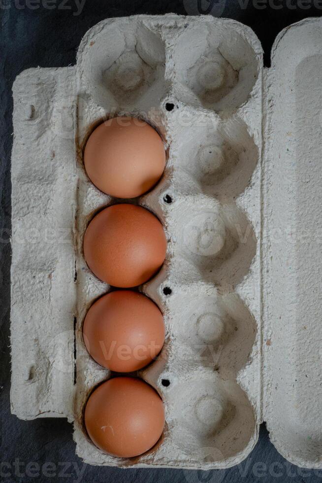 Frais poulet des œufs dans une papier plateau sur le tableau, sélectif concentrer photo