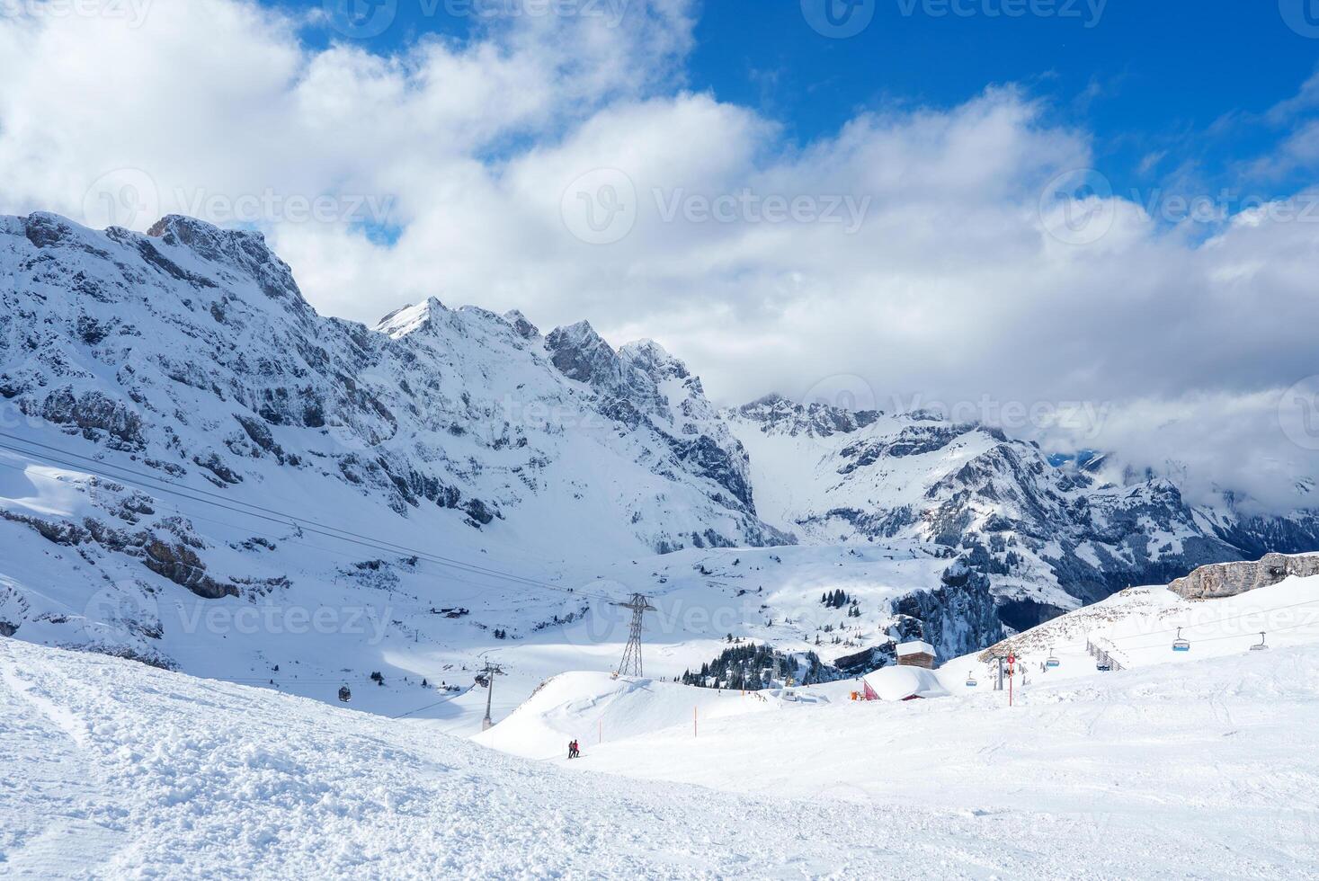 expérience hiver des sports félicité à le engelberg ski recours dans Suisse Alpes. photo
