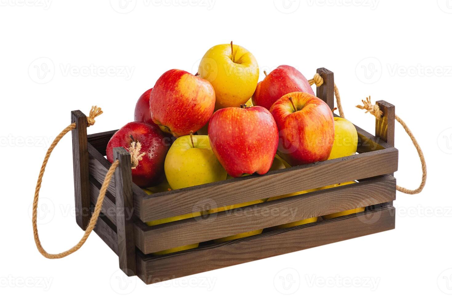 pommes dans une en bois boîte isoler. des fruits sont rouge et Jaune pommes. photo