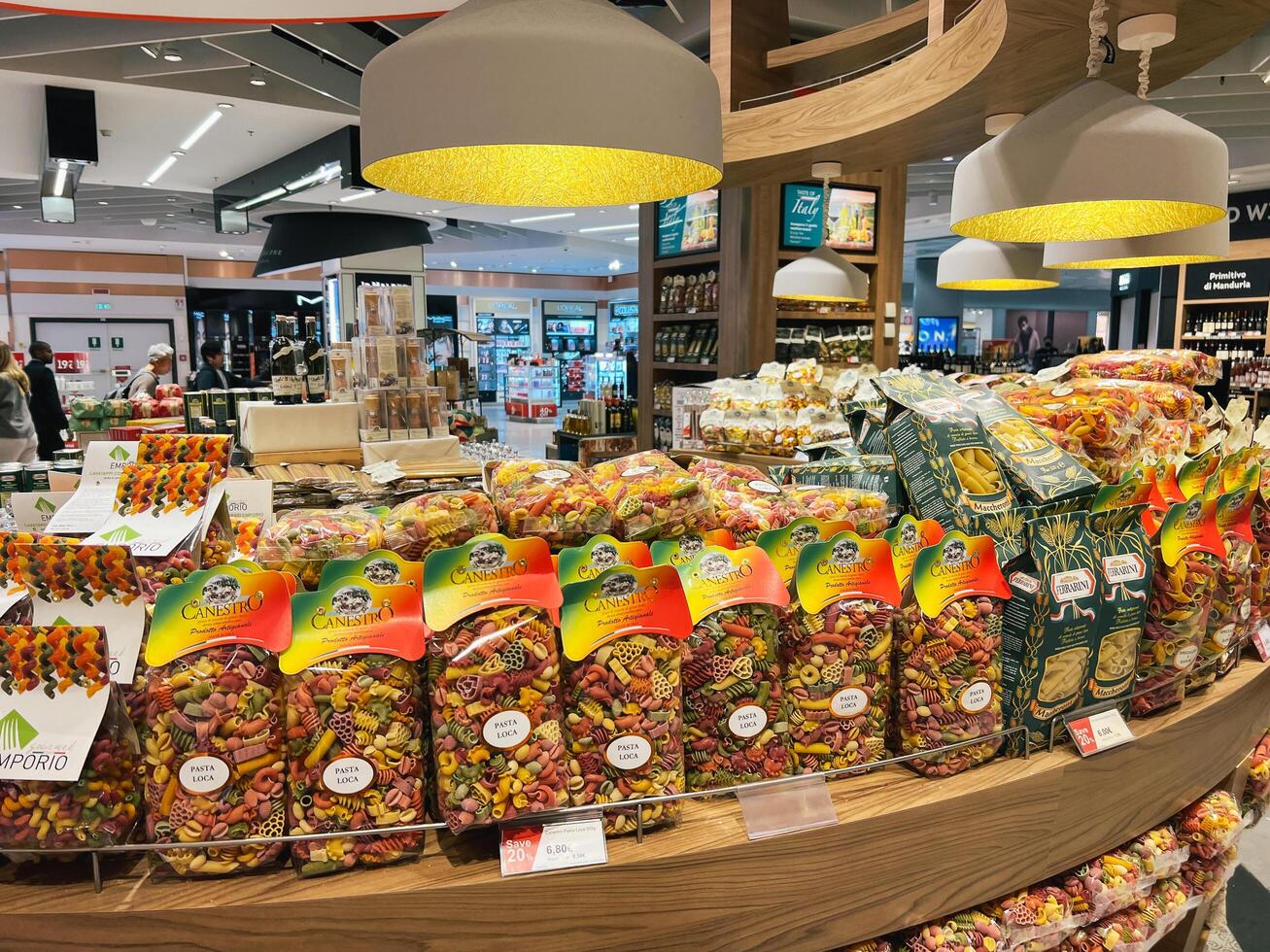 milan, Italie - 17 août 2023. paquets avec coloré Pâtes supporter sur le étagères dans le boutique photo