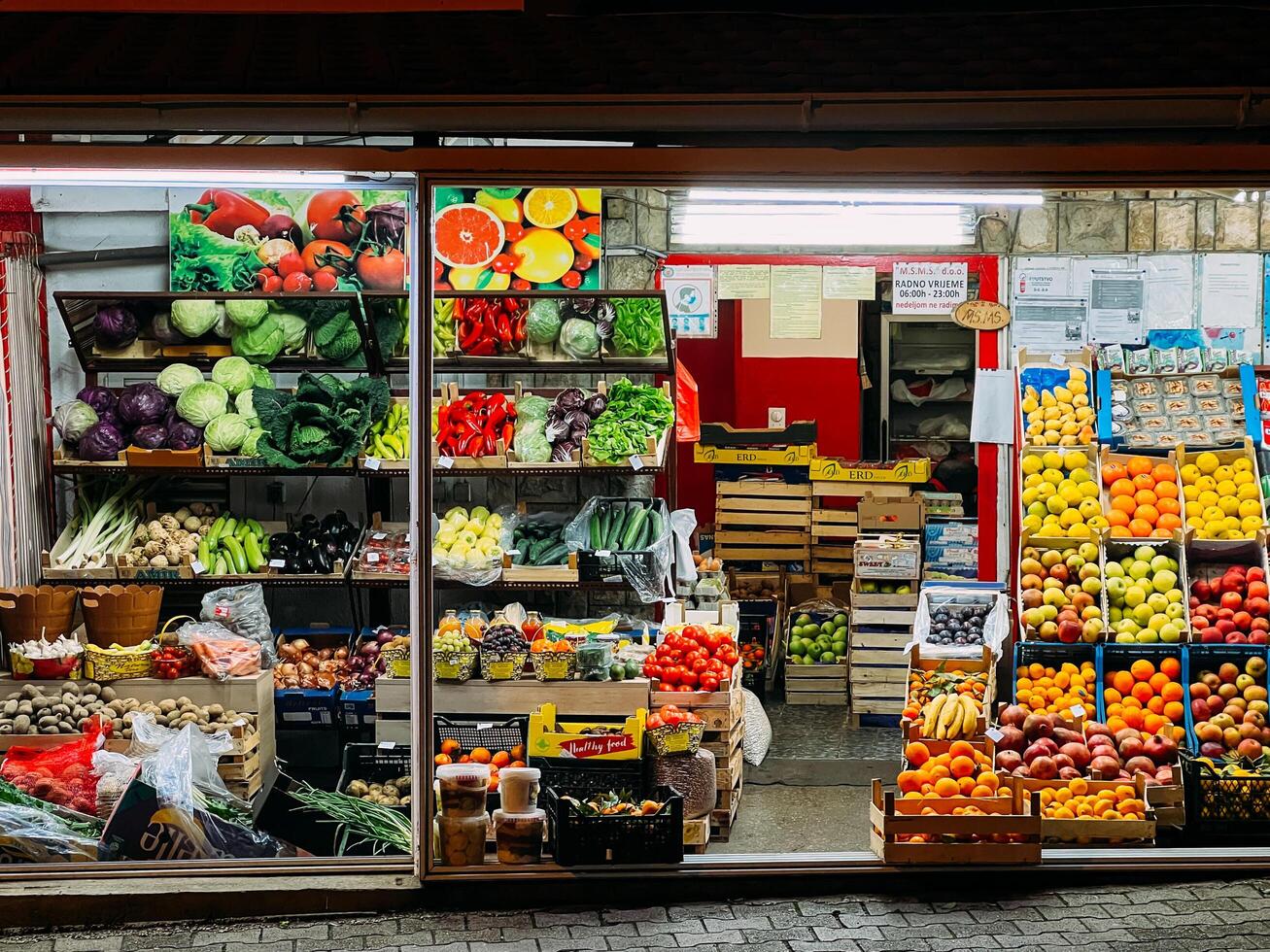 boudva, Monténégro - 25 décembre 2022. des fruits et des légumes dans des boites sur marché stalles illuminé à nuit photo