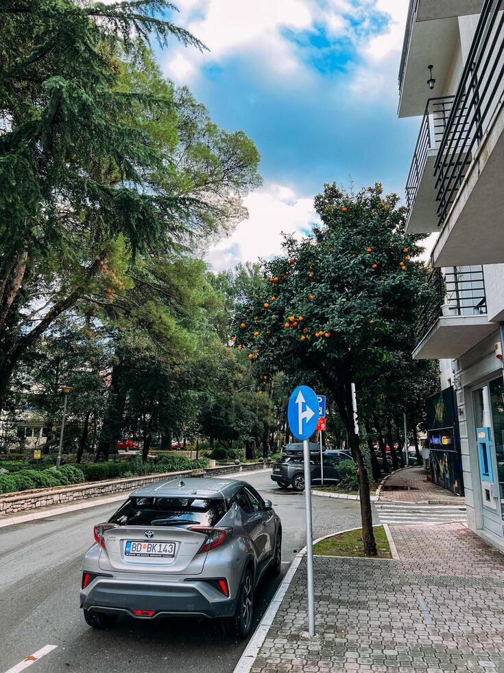 boudva, Monténégro - 25 décembre 2022. moderne suv des stands sur le rue près une à plusieurs étages bâtiment photo