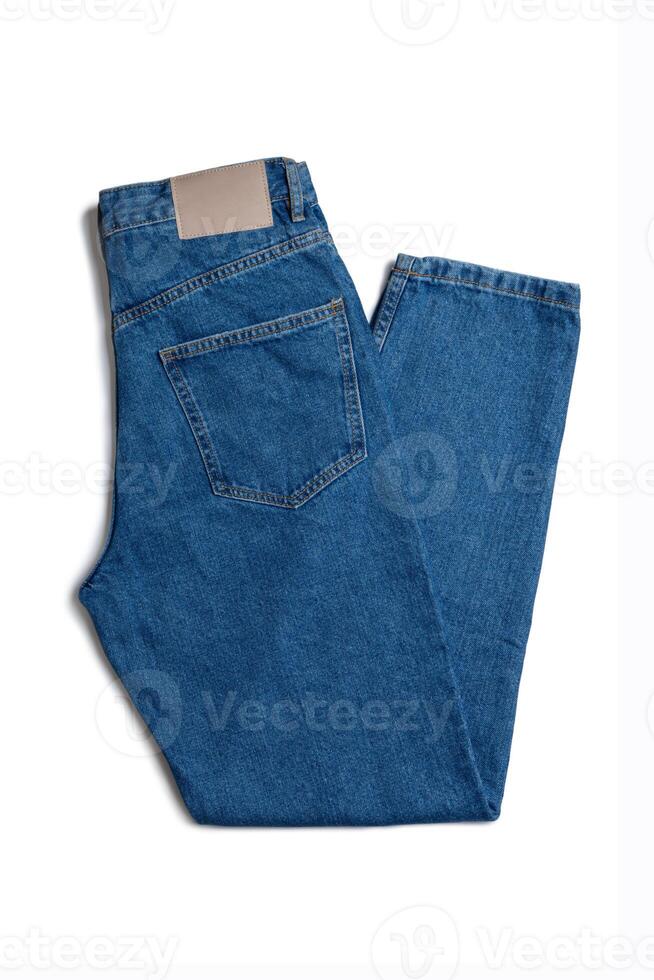 bleu jeans un pantalon isolé sur blanc Contexte. photo