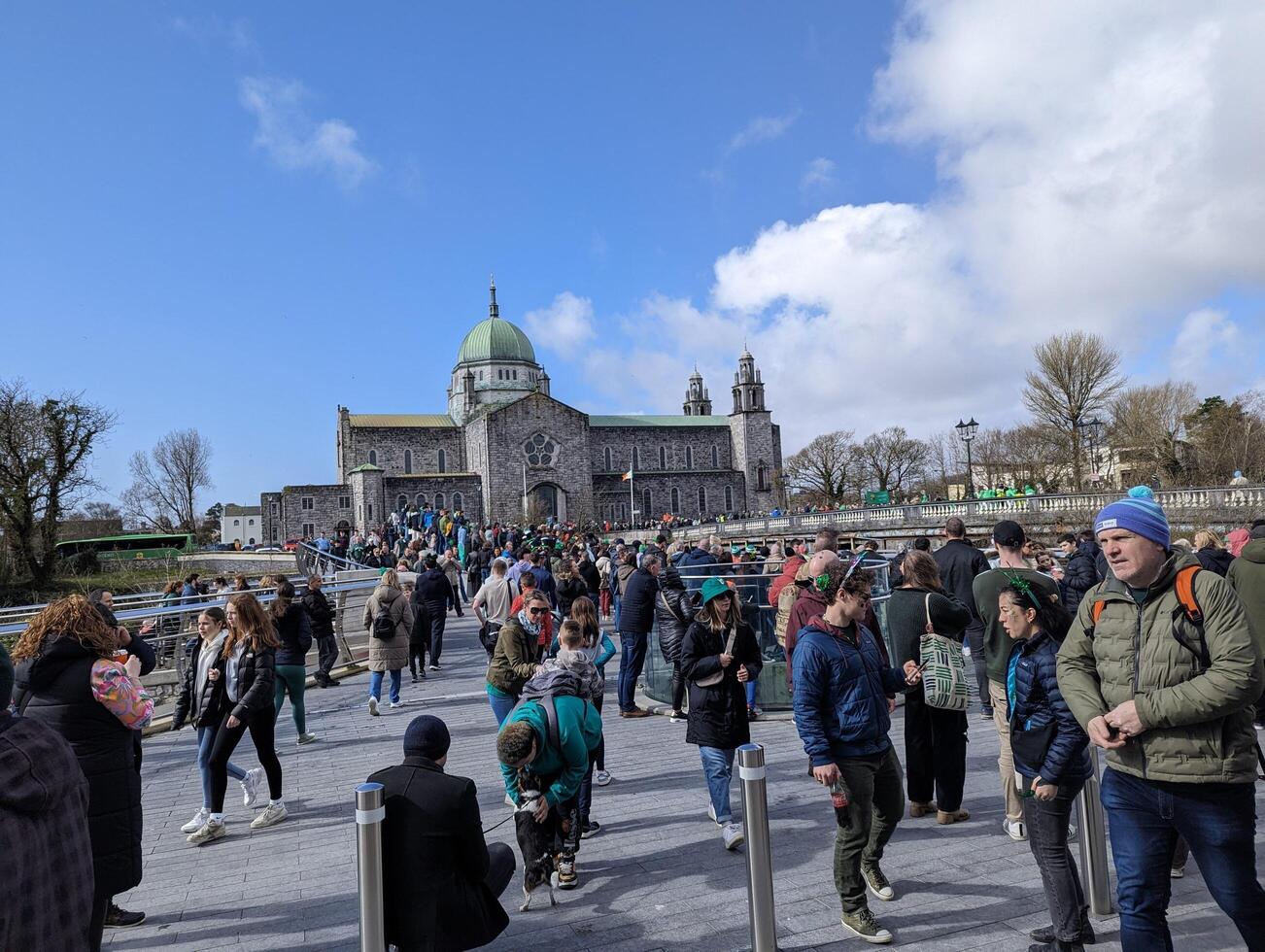 Galway, Irlande 17.03.2024 Saint patrick's journée parade qui passe creux Galway ville dans Irlande photo