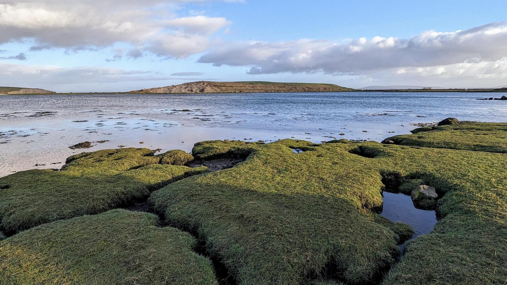 magnifique côtier paysage paysage, sauvage atlantique chemin, vert colline, île, vert herbe plage à fil d'argent dans Galway, Irlande, la nature arrière-plan, fond d'écran photo