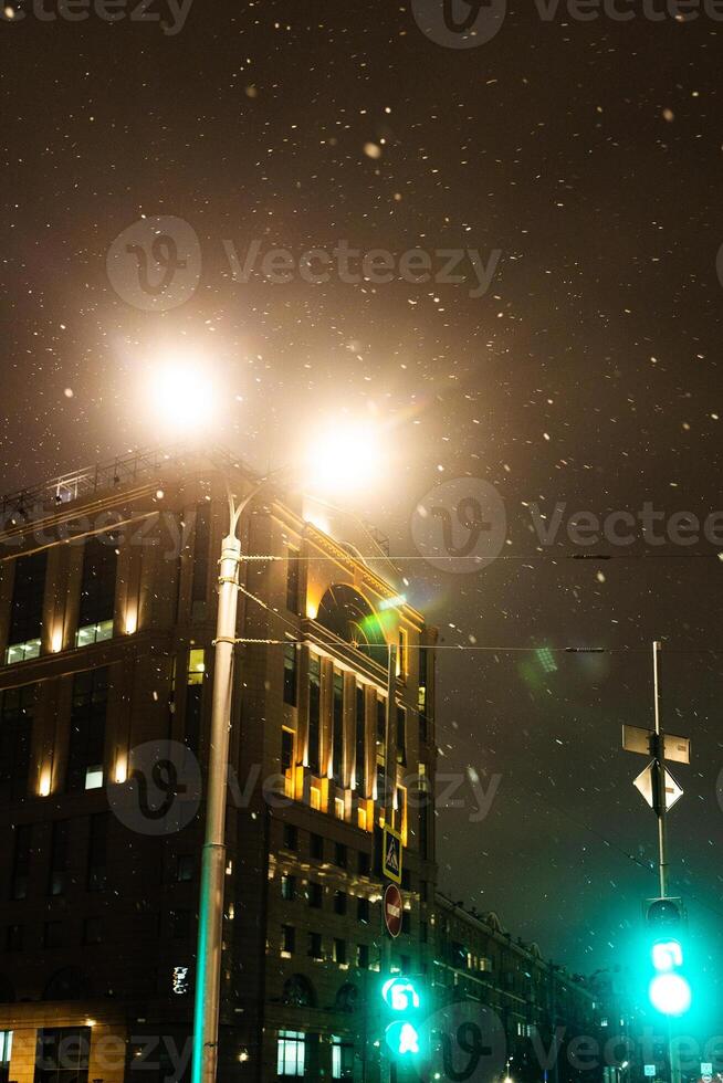 chute neige illuminé par lumière de rue lampe photo