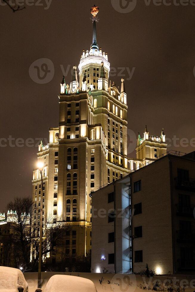 gratte-ciel sur kotelnicheskaya digue dans Moscou photo