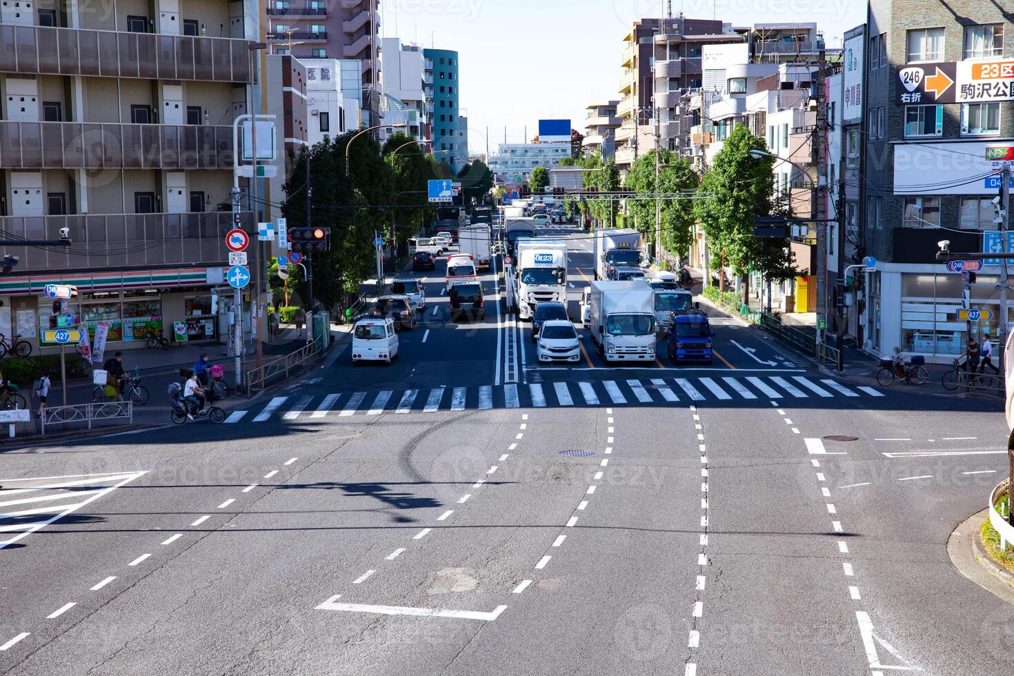 une circulation confiture à le centre ville rue dans tokyo photo