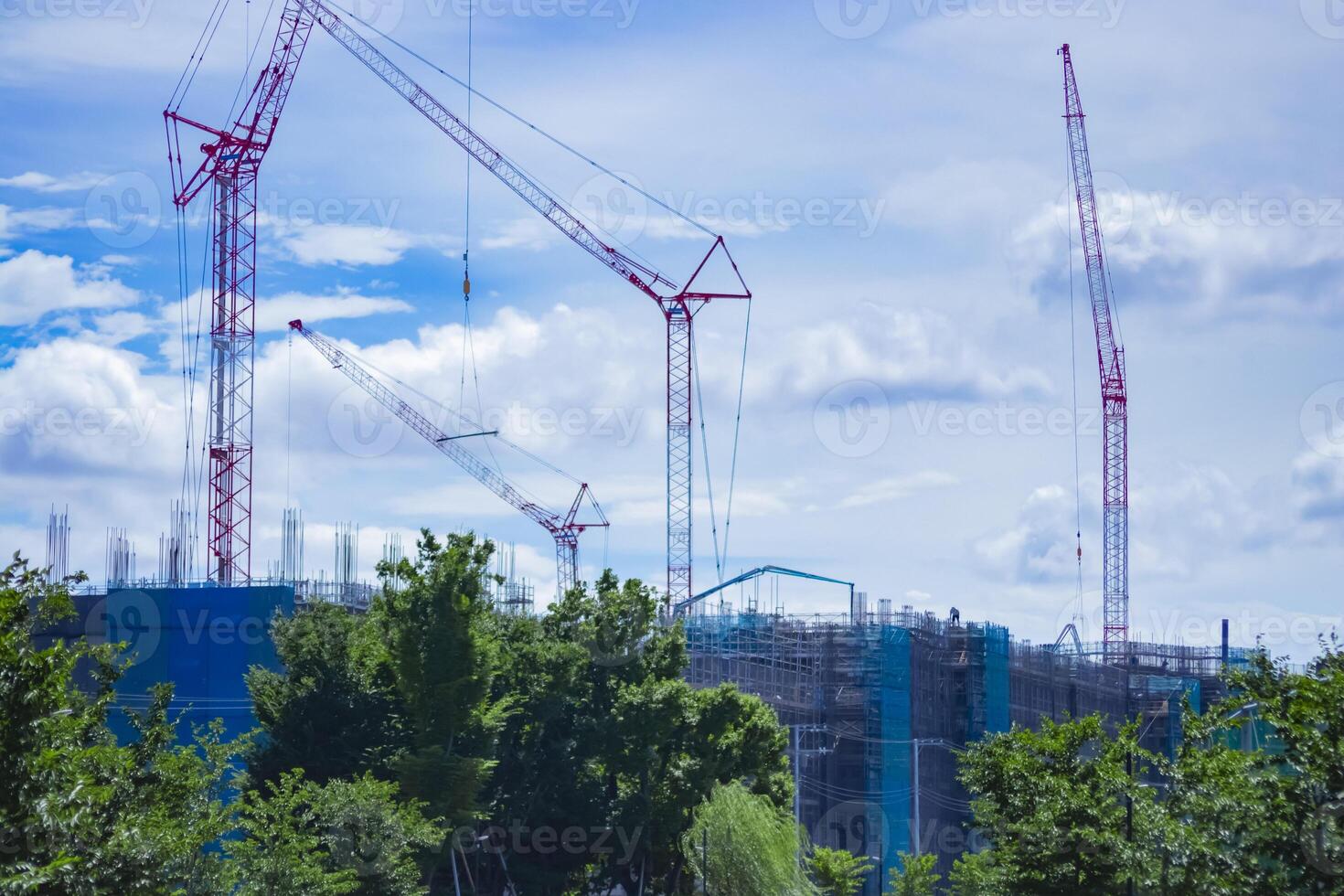 grues à le en dessous de construction jour longue coup photo