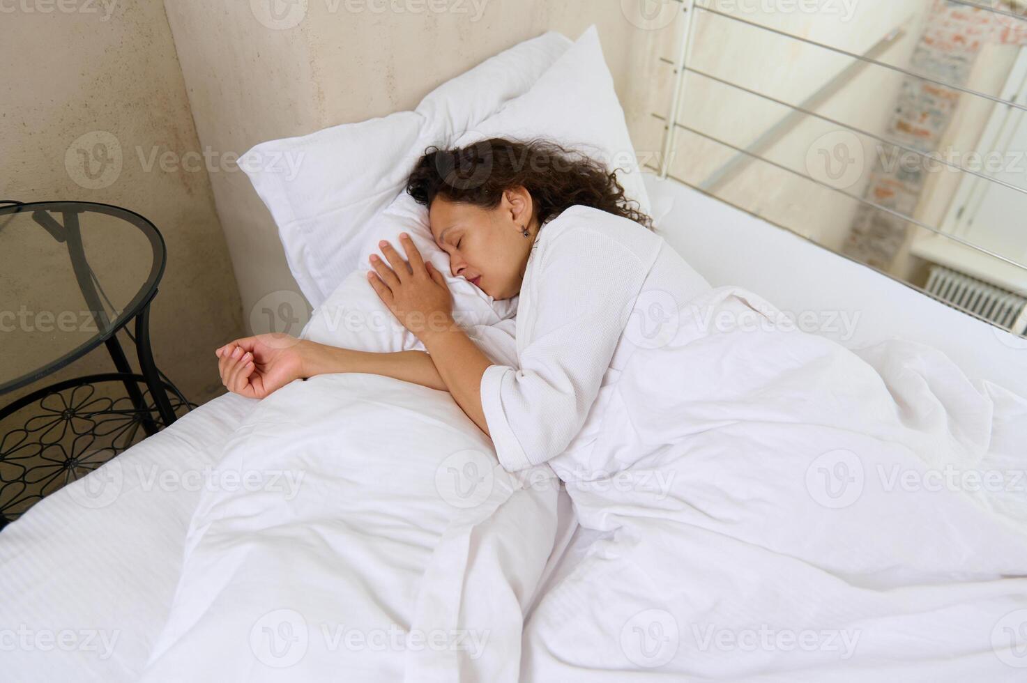 femme endormie dans le lit photo