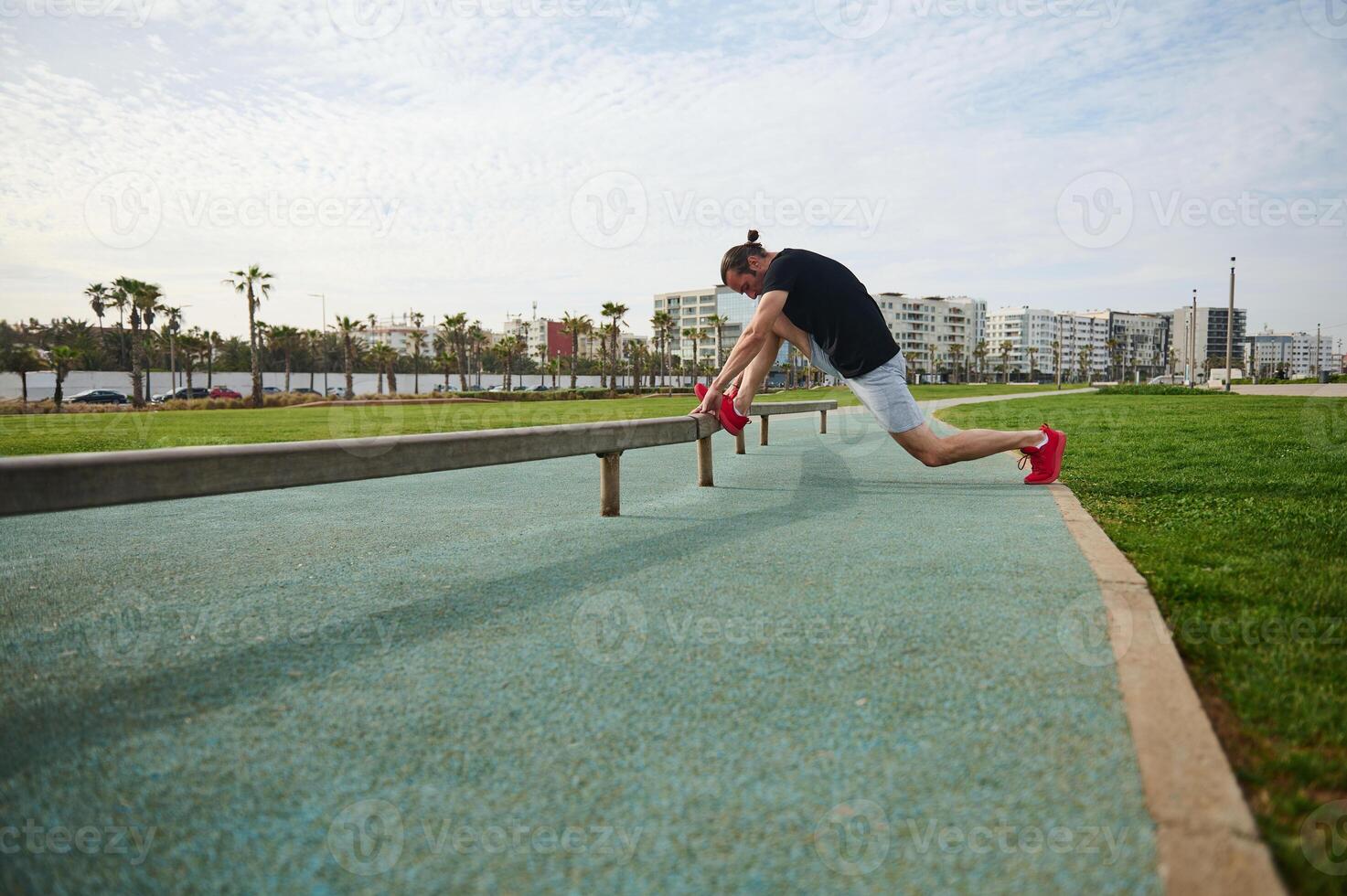 content déterminé Jeune athlétique homme profiter Matin faire des exercices en plein air. personnes. aptitude. actif en bonne santé mode de vie concept photo