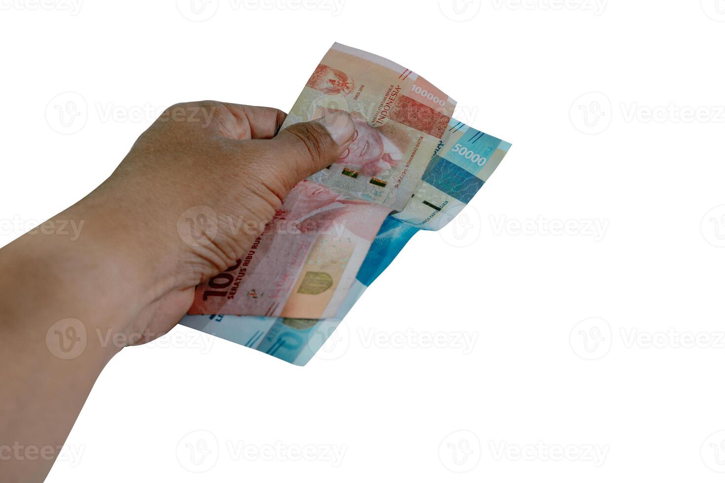 indonésien monnaie. main en portant 100 000 et 50 000 Rupiah billets de banque sur une blanc Contexte. photo