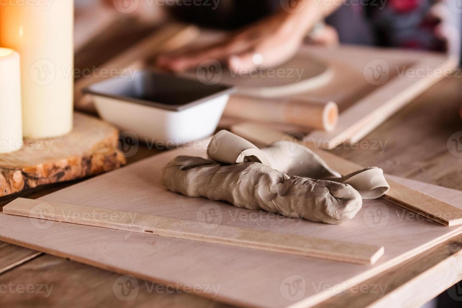 une pièce de argile sur le table sur le atelier photo