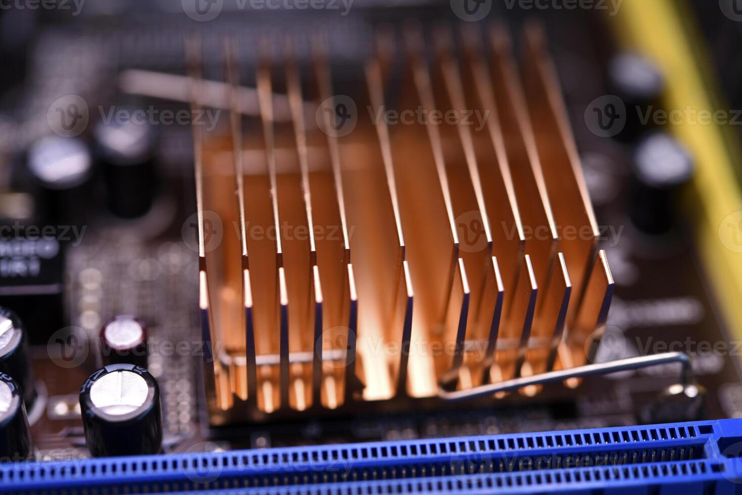 une cuivre radiateur pour refroidissement le puce sur le ordinateur planche. radio composants.le des ordinateurs carte mère. photo