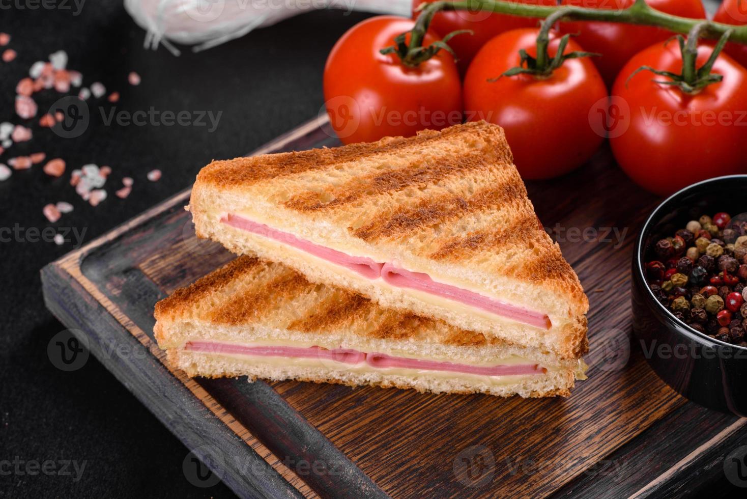 sandwich au jambon, fromage, tomates, laitue et pain grillé photo