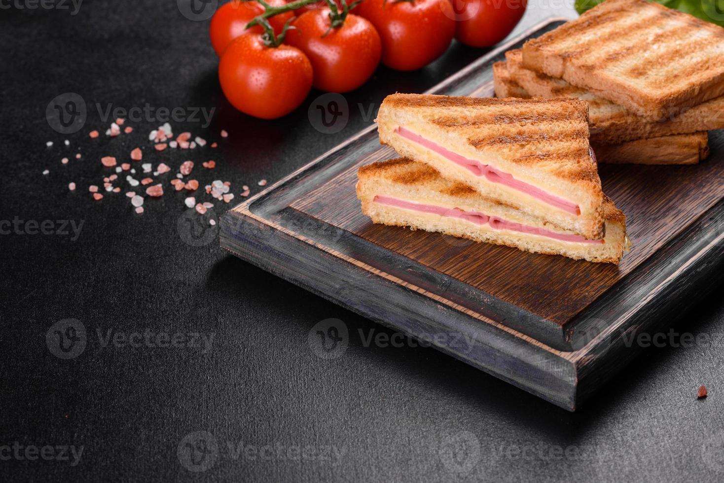 sandwich au jambon, fromage, tomates, laitue et pain grillé photo