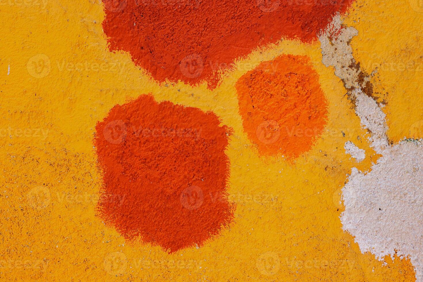 texture de vieux maison béton mur peint dans Profond vibrant chaud d'or Jaune Couleur avec Orange taches et des fissures sur le surface. décoratif plâtre. abstrait conception grunge Contexte. copie espace photo