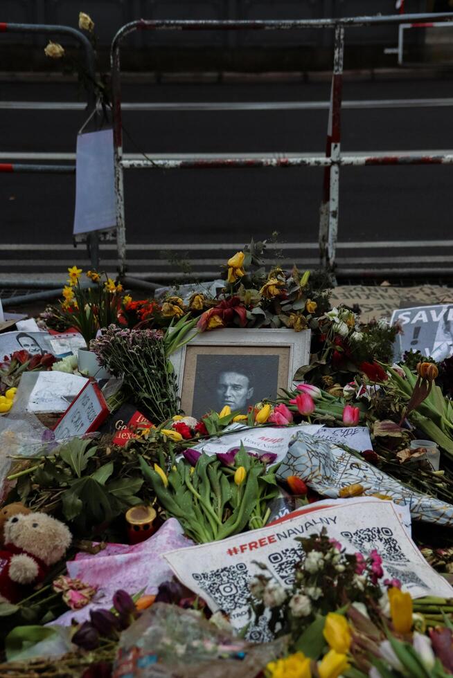 Berlin, Allemagne - mars, 3ème, 2024. beaucoup de abaisse, Photos, bougies sur le sol à Alexeï navalny spontané Mémorial dans de face de russe ambassade sur le Président élection journée dans russe fédération photo