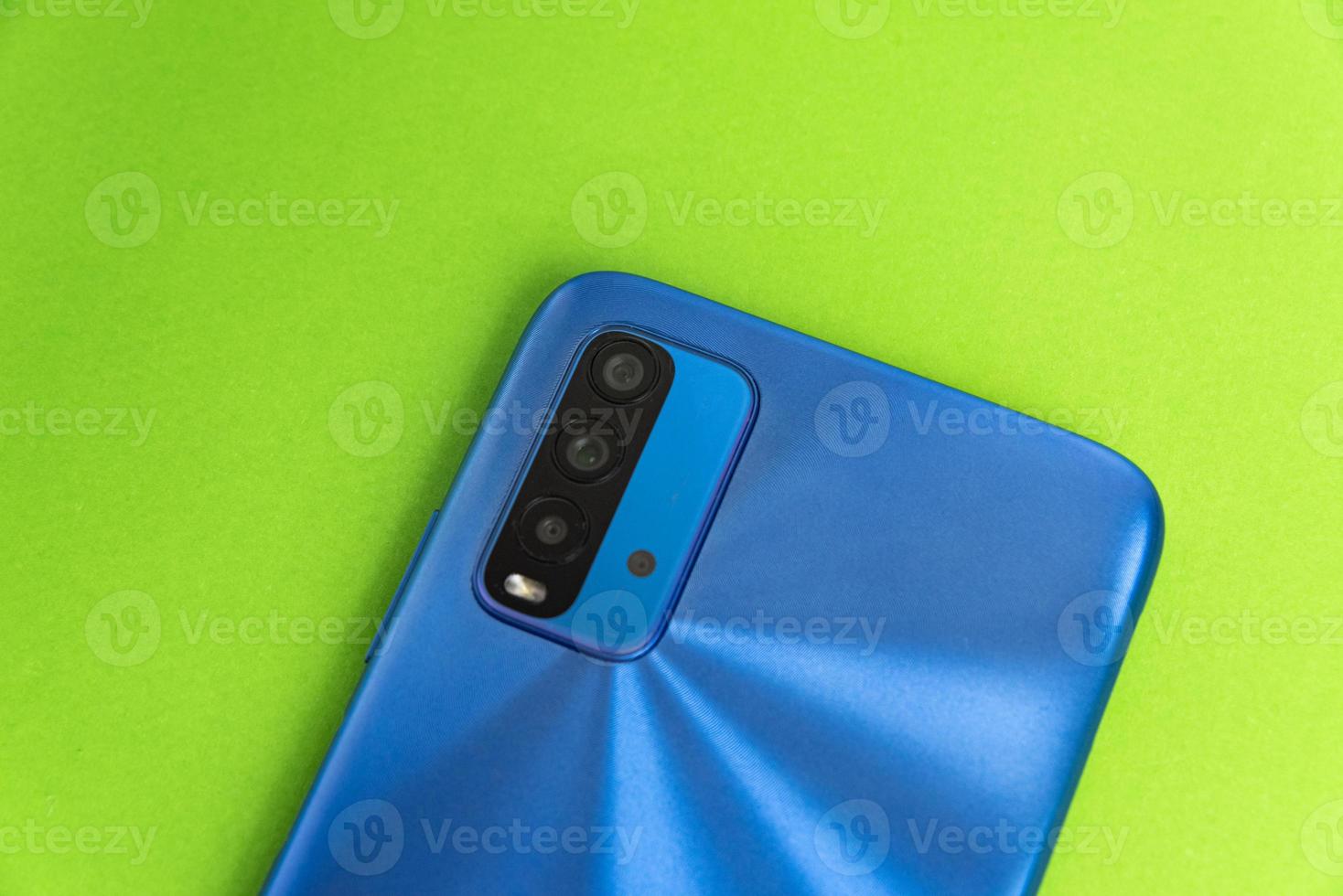 nouveau téléphone portable sur fond coloré photo