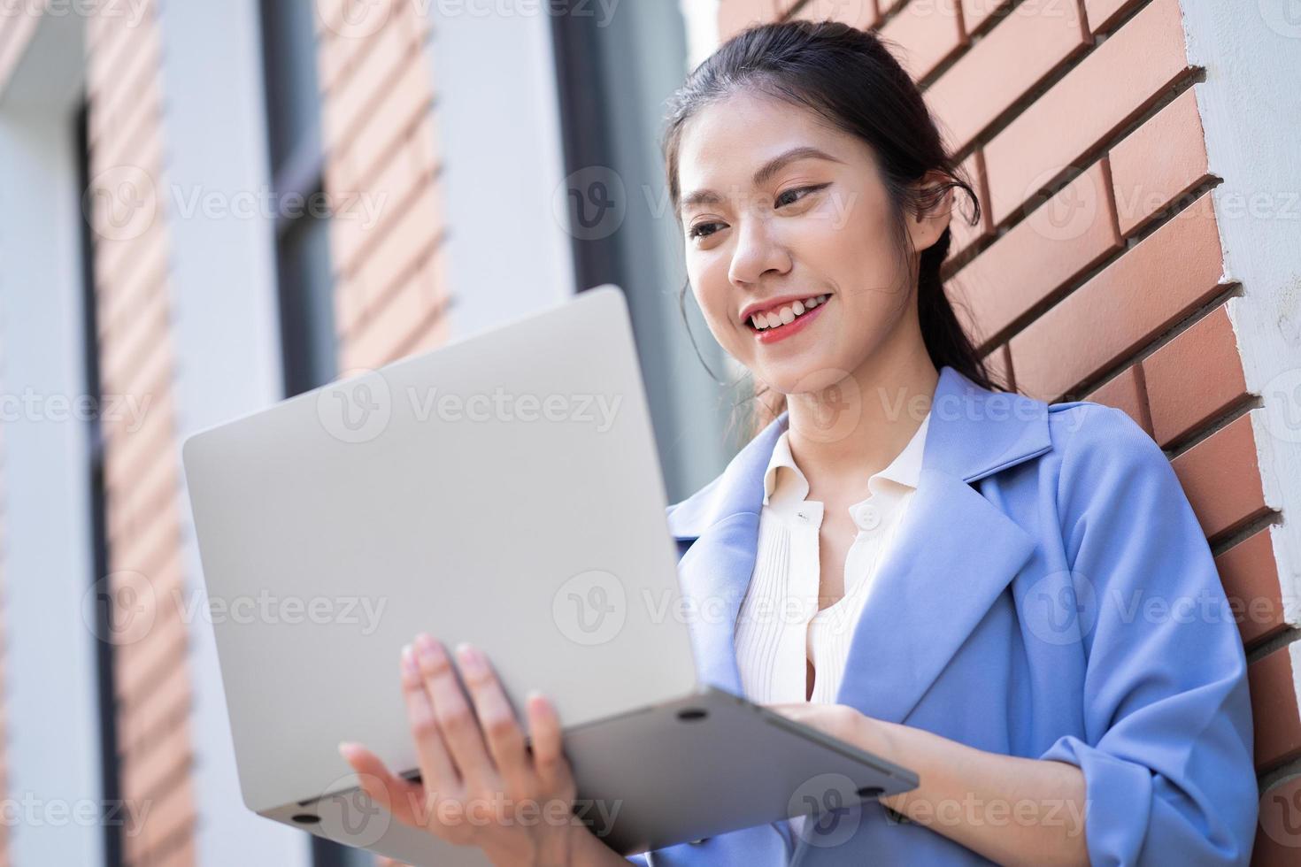 jeune femme asiatique travaillant à l'extérieur photo