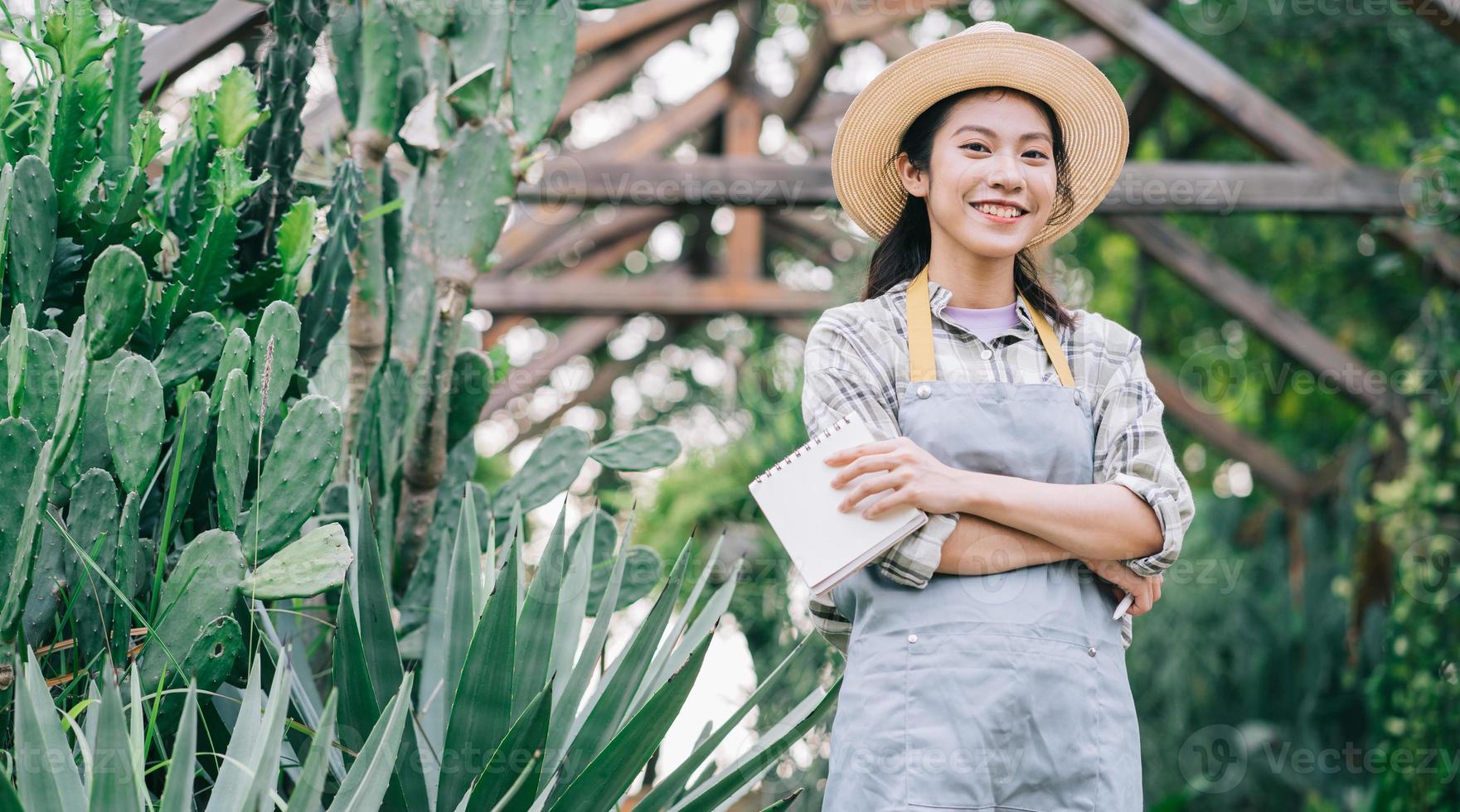 jeune femme asiatique prend soin du jardin photo