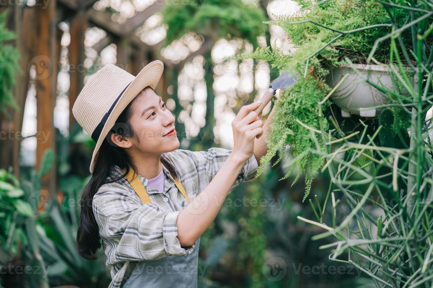 jeune femme asiatique prend soin du jardin photo