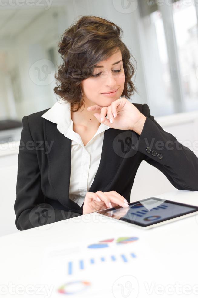 femme d'affaires avec une tablette au bureau photo