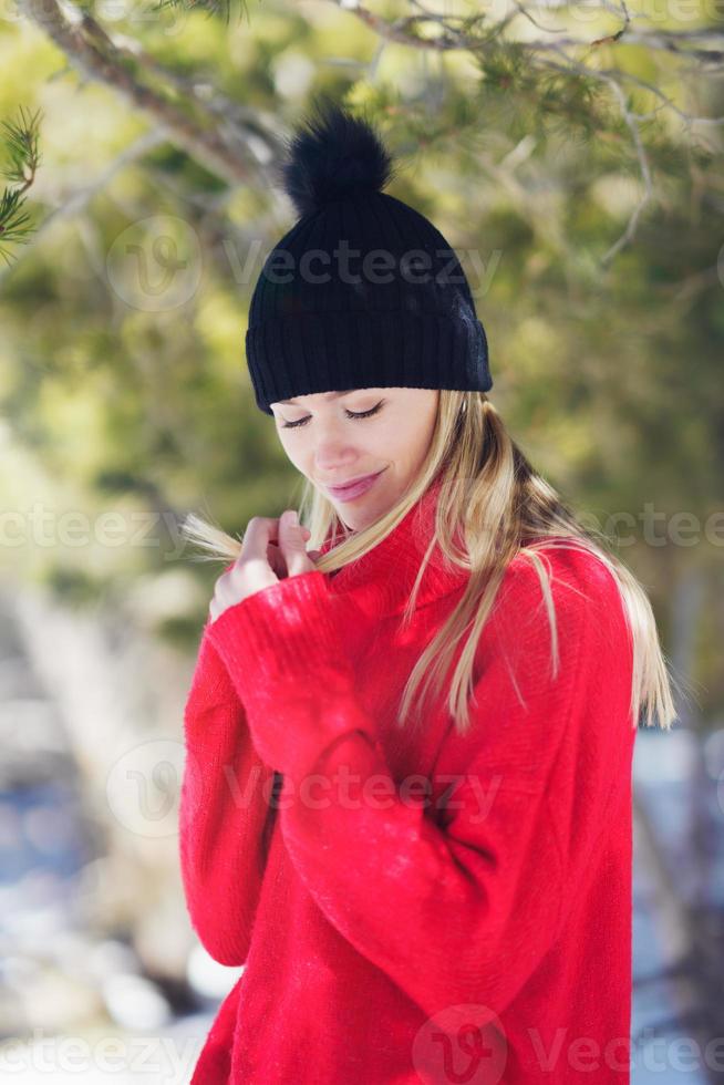 femme blonde douce dans une forêt enneigée dans les montagnes en hiver, dans la sierra nevada, grenade, espagne. photo